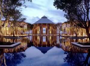 foto übers spiegelnde wasser von einem pavillion mit bar und überdachten sitzgelegenheiten im luxuriösen modernen designer hotel und resort auf den turks- und caicosinseln in der karibik 